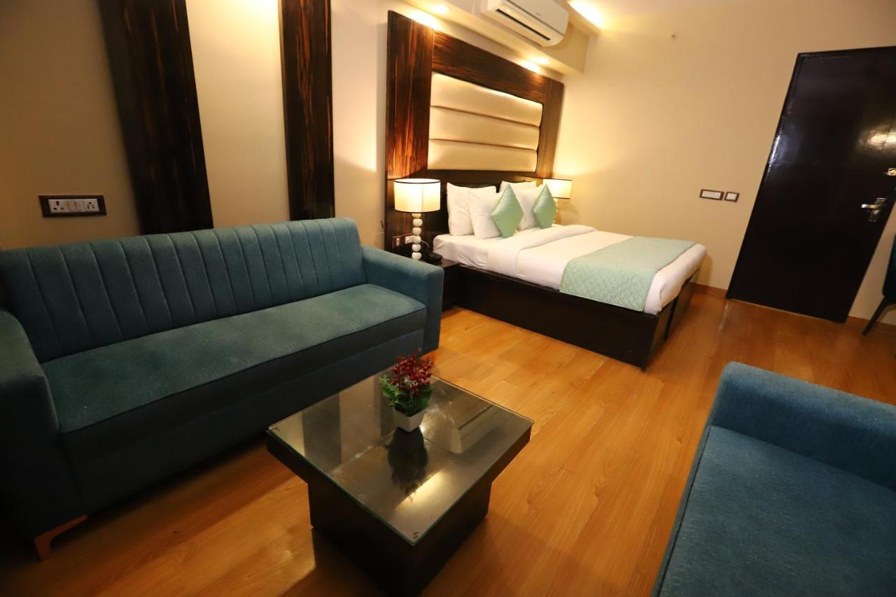 The Palm Spring A Boutique Hotel Naraina New Delhi Exterior foto